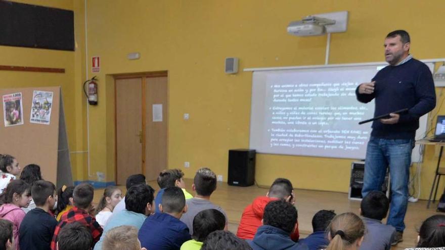 Jorge Coronado, ayer, durante la charla con alumnos de quinto y sexto de Primaria del colegio Poeta Juan Ochoa de La Luz.