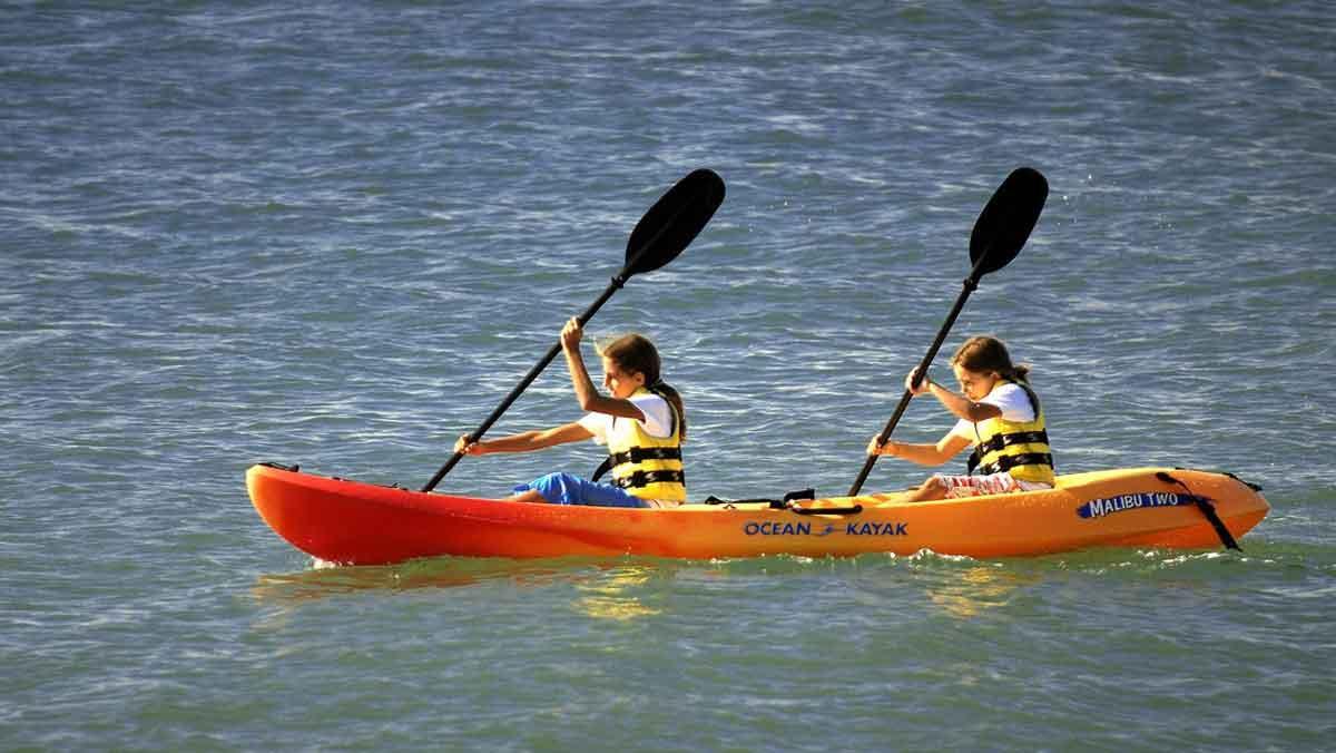 Dos niñas navegan en kayak en Santa Susanna.