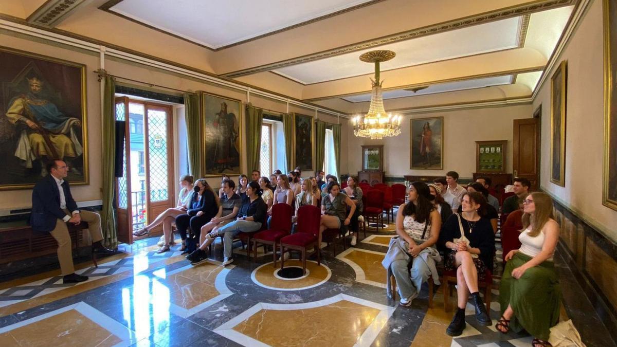 Alumnos de universidades de EE UU visitan el Ayuntamiento  | LNE