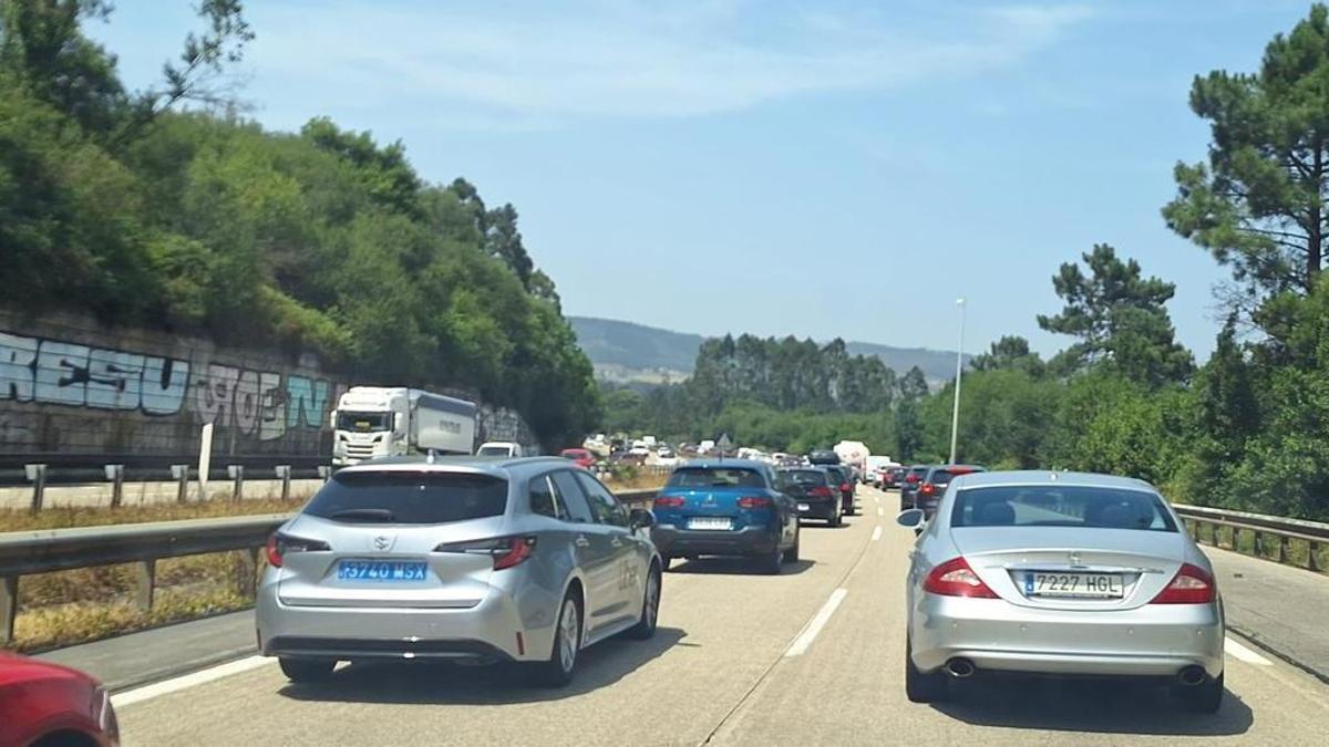 El atasco registrado en el nudo de Serín