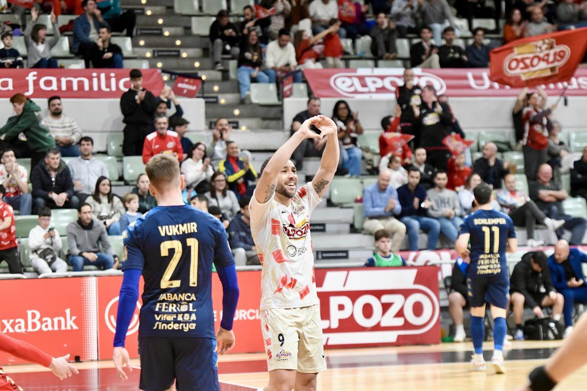 Rafa Santos dibuja un corazón con las manos tras marcar el tercer gol en el partido ElPozo Murcia-O Parrulo