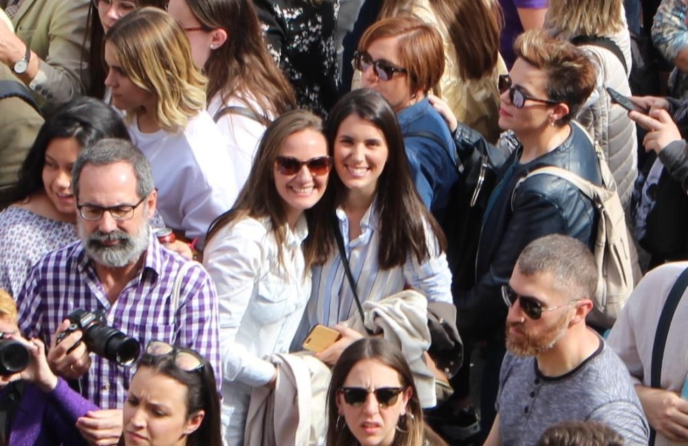 Siempre cerca. Mireia Bazaga y Meritxell Soler, de la corte del pasado año, ahora mezcladas entre el público.