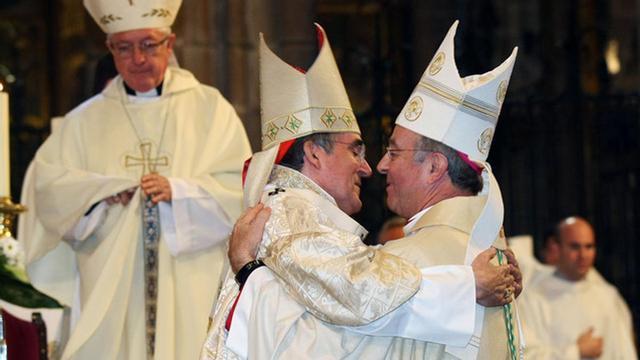 Sebastià Taltavull (derecha), durante su ordenación como obispo auxiliar de Barcelona, en la Catedral, en marzo del 2009.