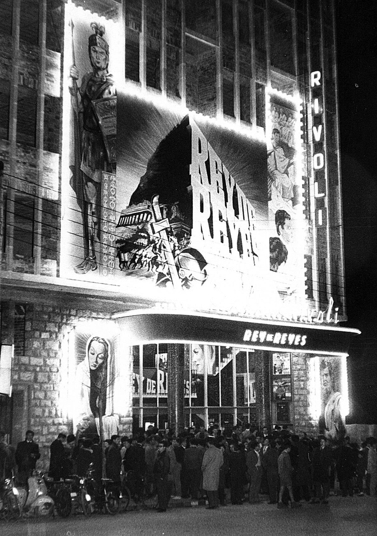 Colas en el cine Rívoli por el estreno de Rey de reyes, en 1961
