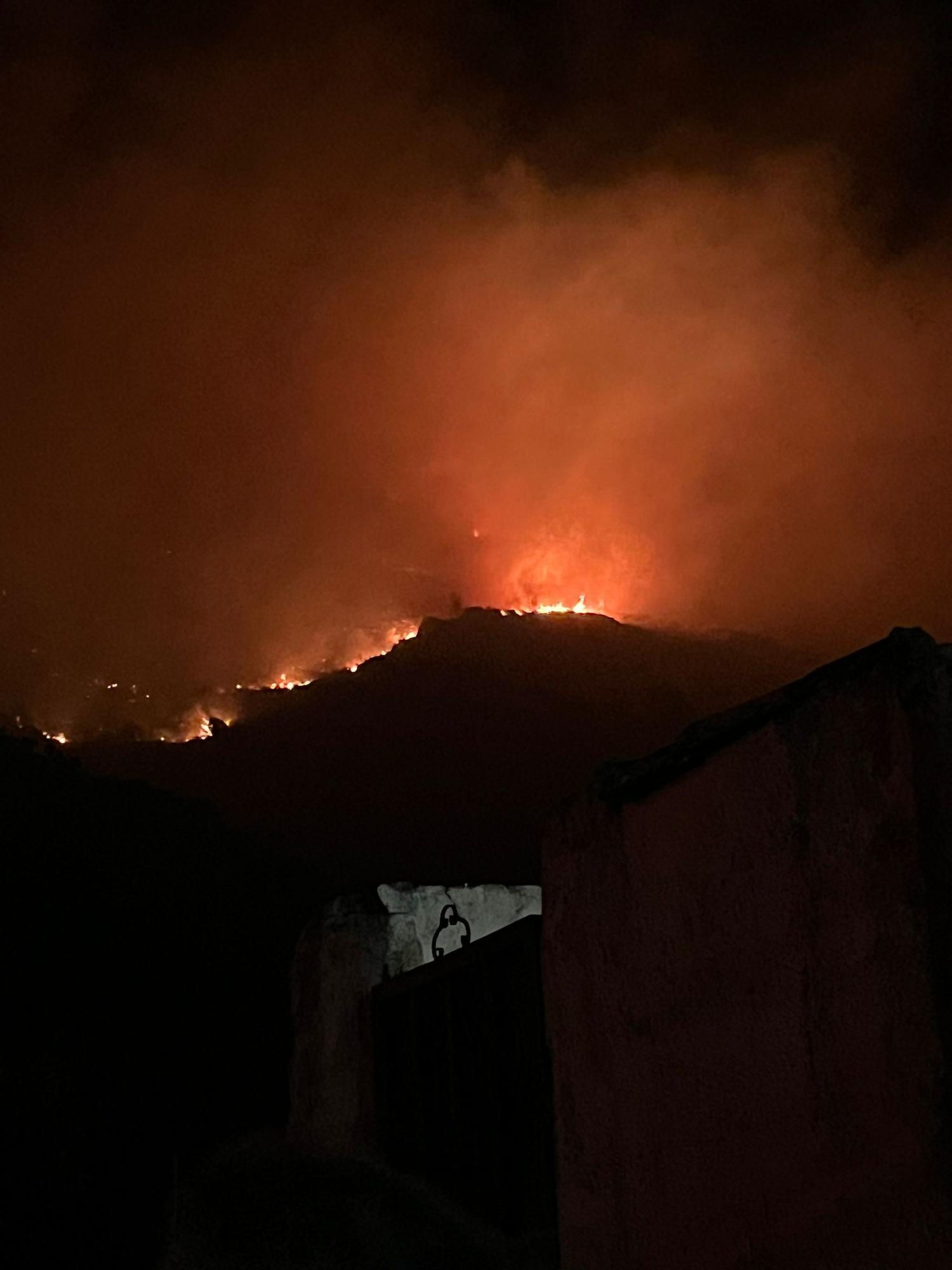 En vela y aterrados en Benimeli, el Ràfol y Sanet: "Tenemos el fuego encima de nuestras casas"