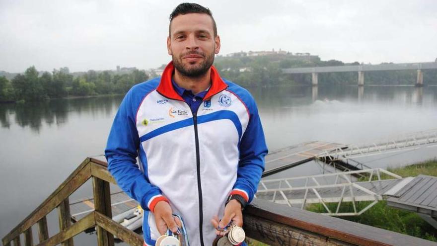 José Luis Bouza, en Tui, con la colección de medallas que ha logrado a lo largo de su carrera deportiva.