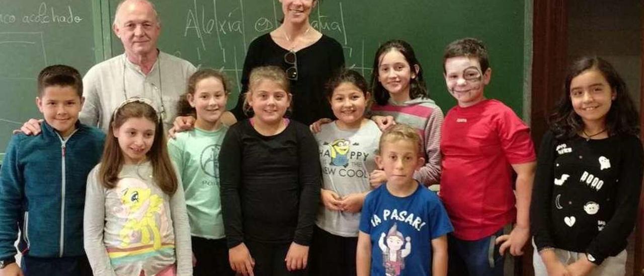 Ruth Beitia, en el centro, detrás, de pie, con los alumnos y el director del colegio de Porrúa.