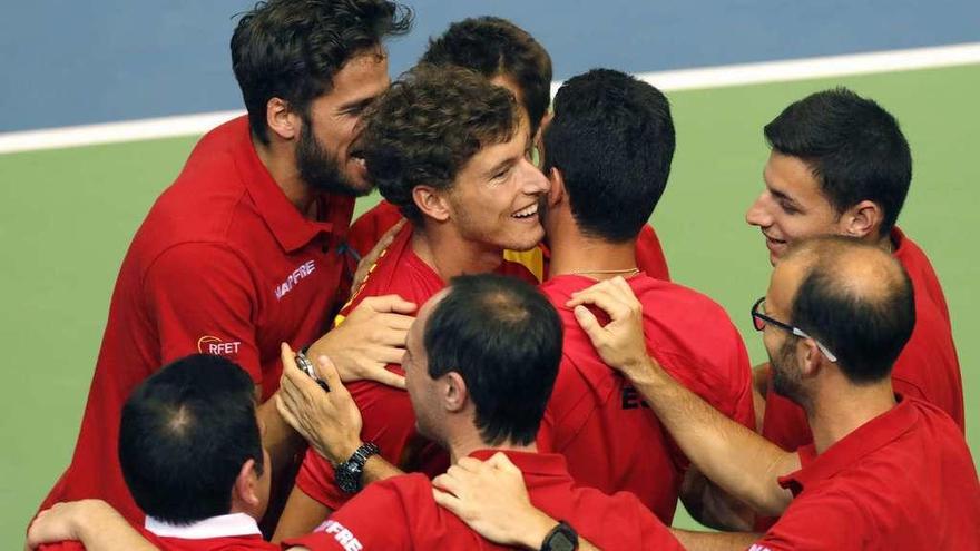 Los integrantes del equipo español celebran el triunfo tras el partido de Carreño.