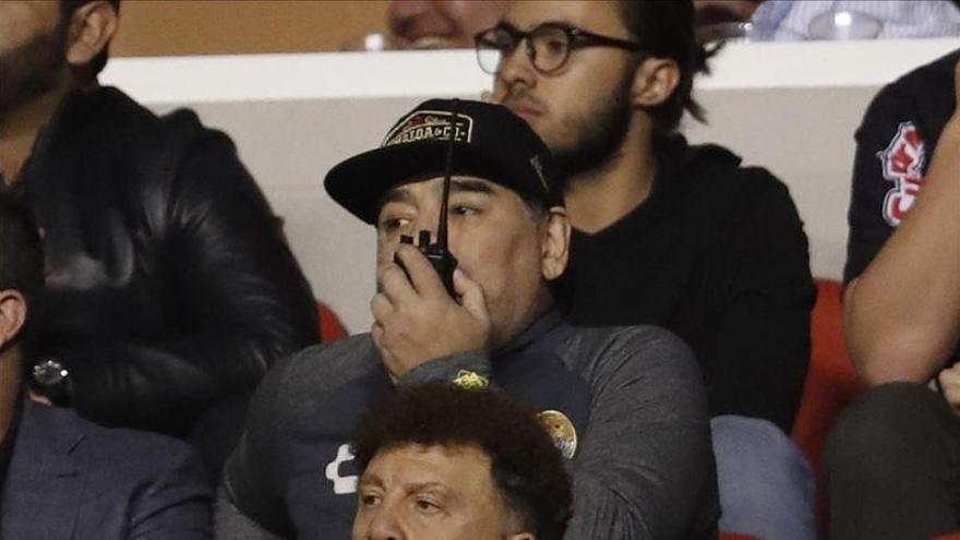 Maradona la lía en México al enfrentarse a seguidores rivales