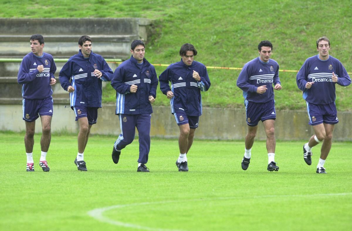 Makaay, Valerón, Turu Flores, Duscher, Scaloni y Ramis trotan durante un entrenamiento del Deportivo en 2000.