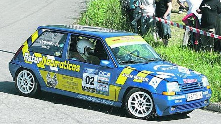 Alberto Ordóñez, con un 5 GT Turbo. En el recuadro, Iván García, de la categoría alevín de karting.