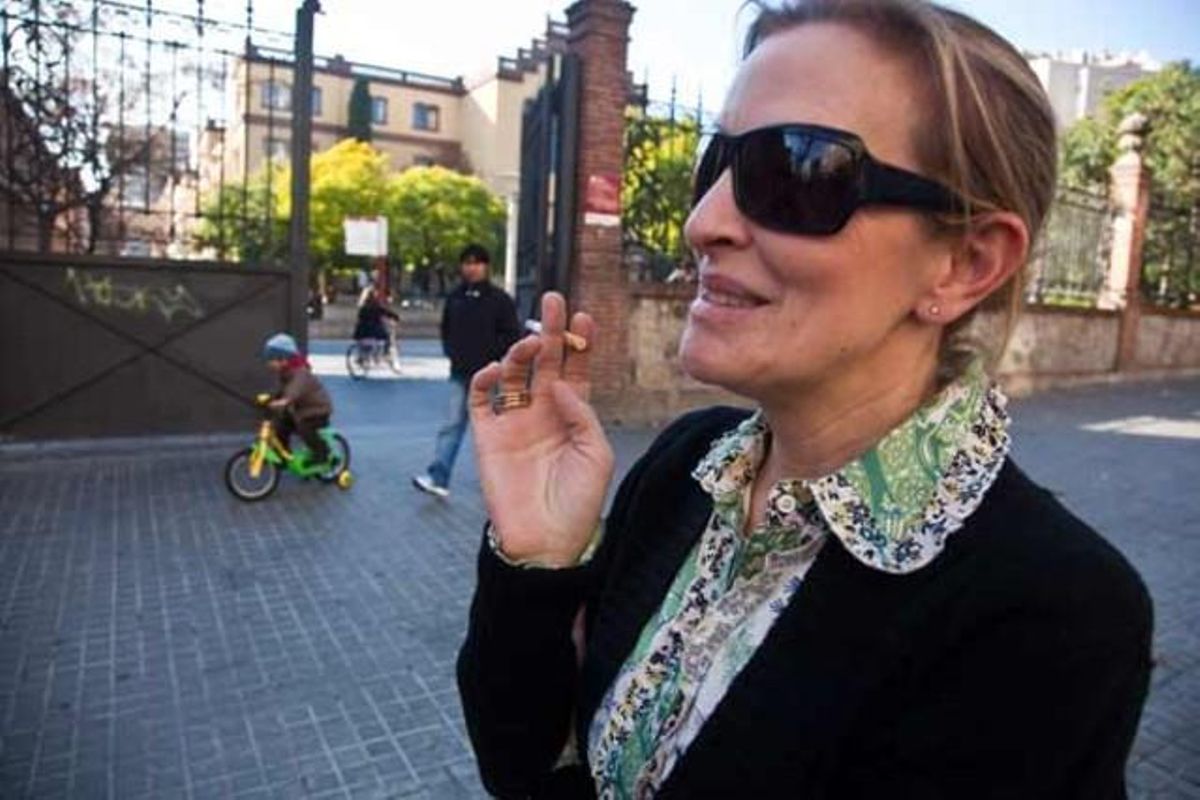 Una dona fuma un cigarret a l’exterior del parc infantil de l’Escola Industrial a Barcelona. La llei antitabac prohibeix fumar en aquests espais oberts.