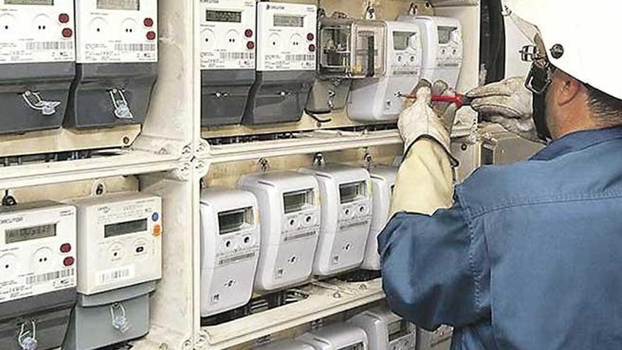 Un técnico instalando contadores de electricidad.