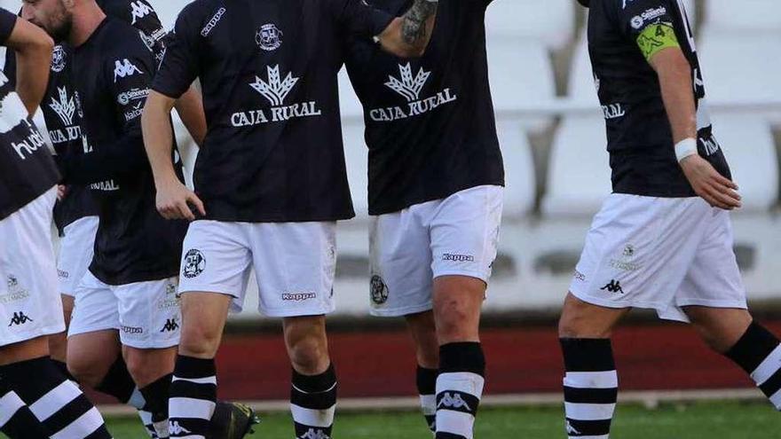 Los jugadores del Zamora se felicitan tras marcar un gol.