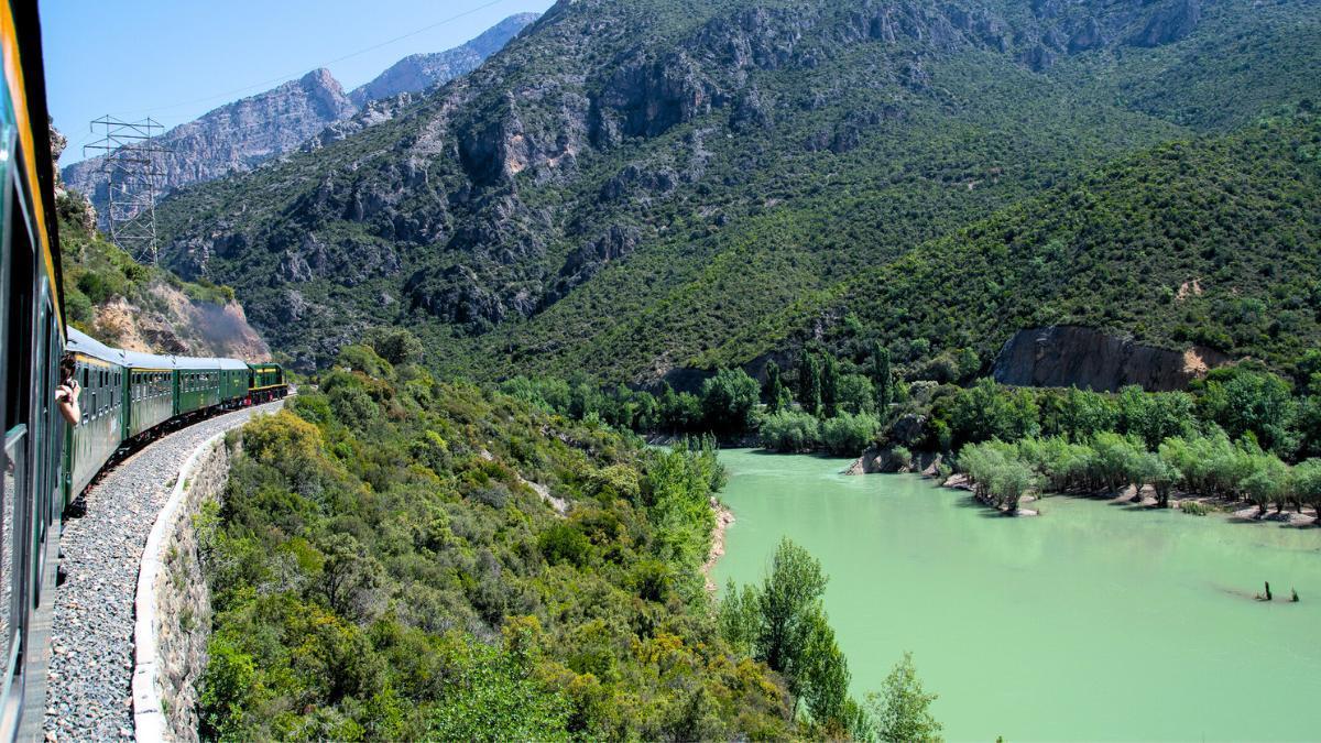 Es uno de los trayectos en tren más bonitos de España