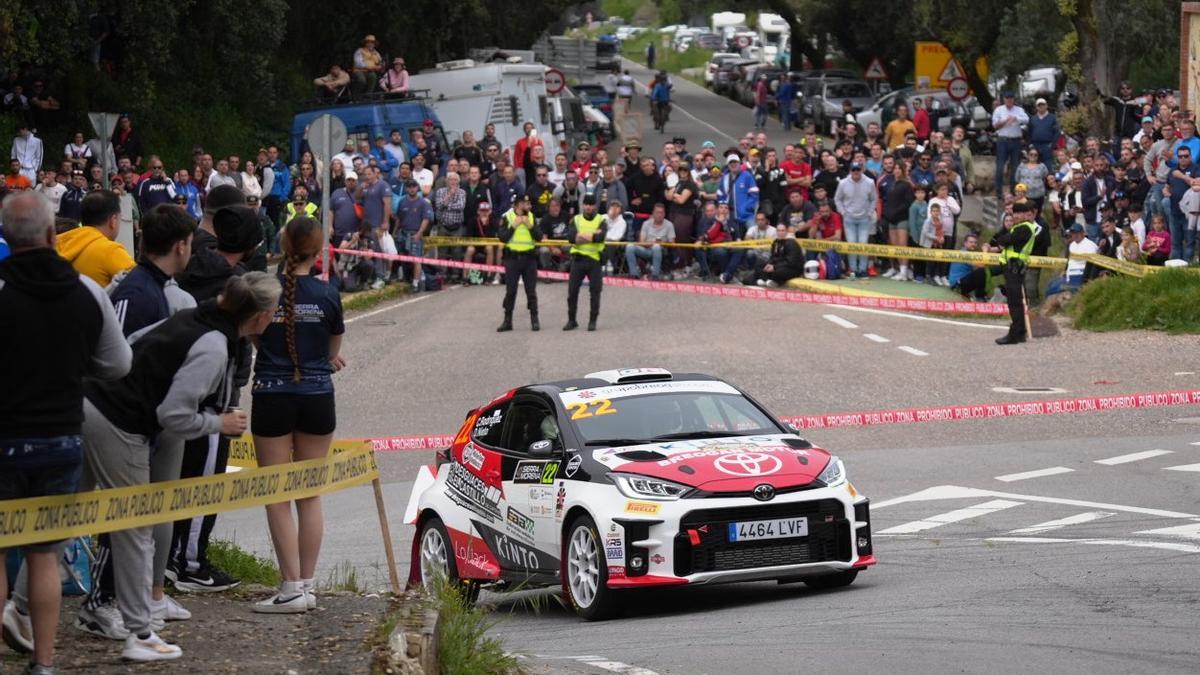 El público sigue la pasada edición del Rally Sierra Morena.