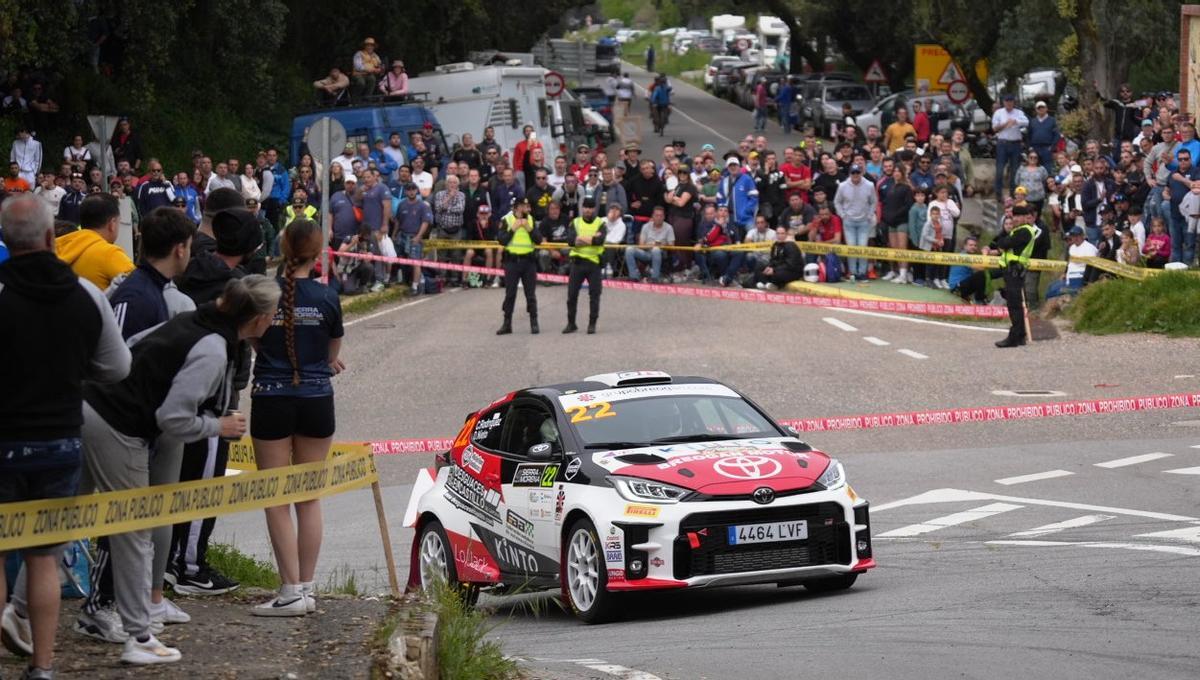 El público sigue la pasada edición del Rally Sierra Morena.