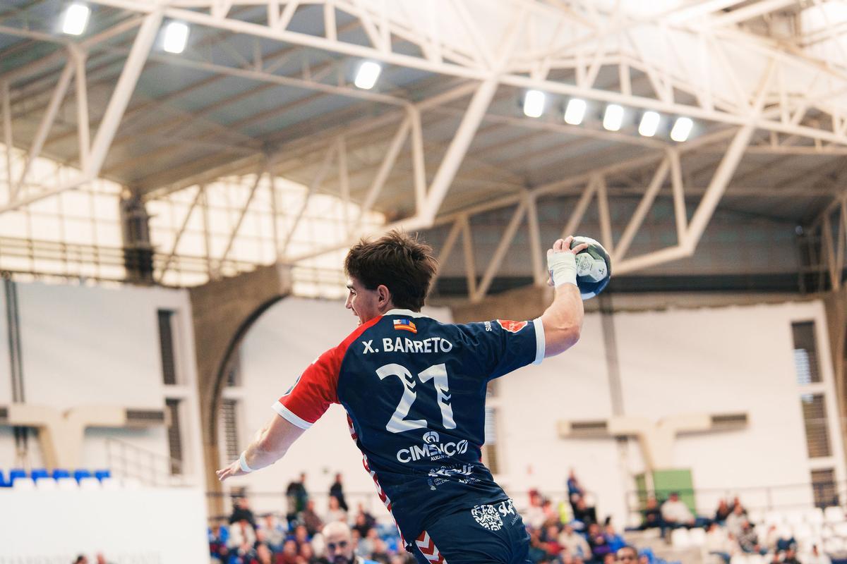 Xabier Barreto dispara durante el último partido del Horneo Alicante