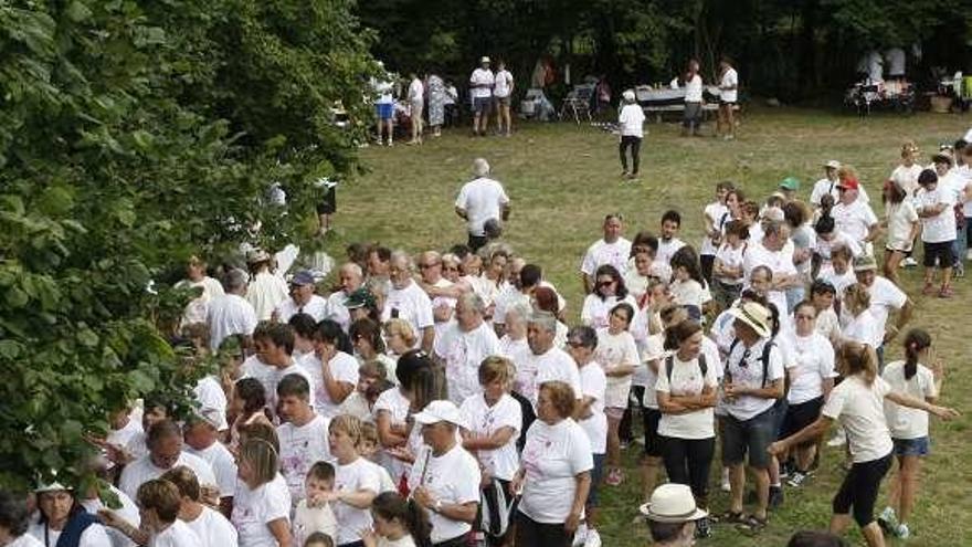 Participantes en una edición pasada de la Marcha popular, durante la comida celebrada en el área recreativa de El Valláu.