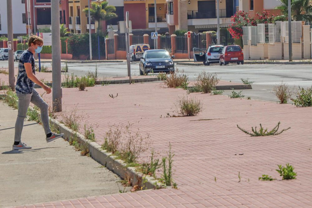Residentes y turistas denuncian el abandono de las urbanizaciones del litoral con calles llenas de podas y escombros, maleza sin control y viales con socavones. Critican la inseguridad por la falta de