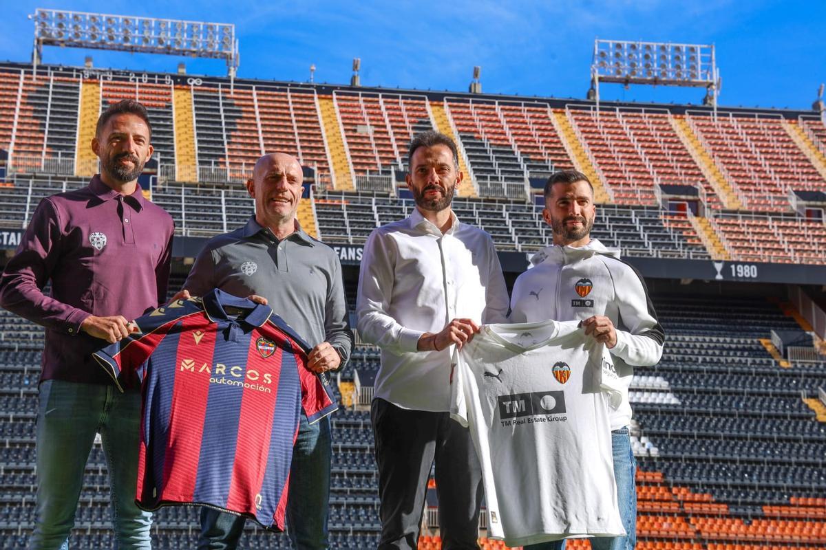 Morales, Calero, Corberán y Gayá posan para la foto oficial en Mestalla.