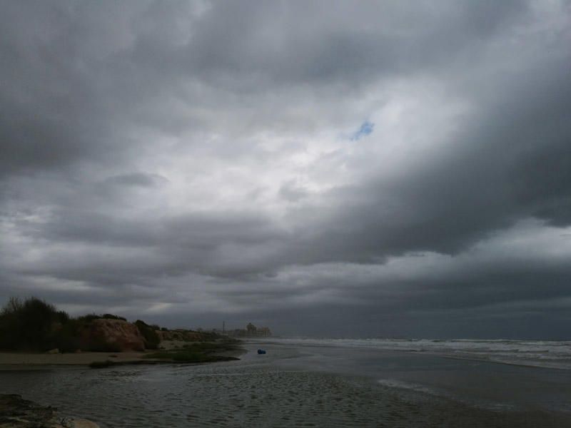 Olas de 2,5 metros invaden la playa de la Malvarrosa