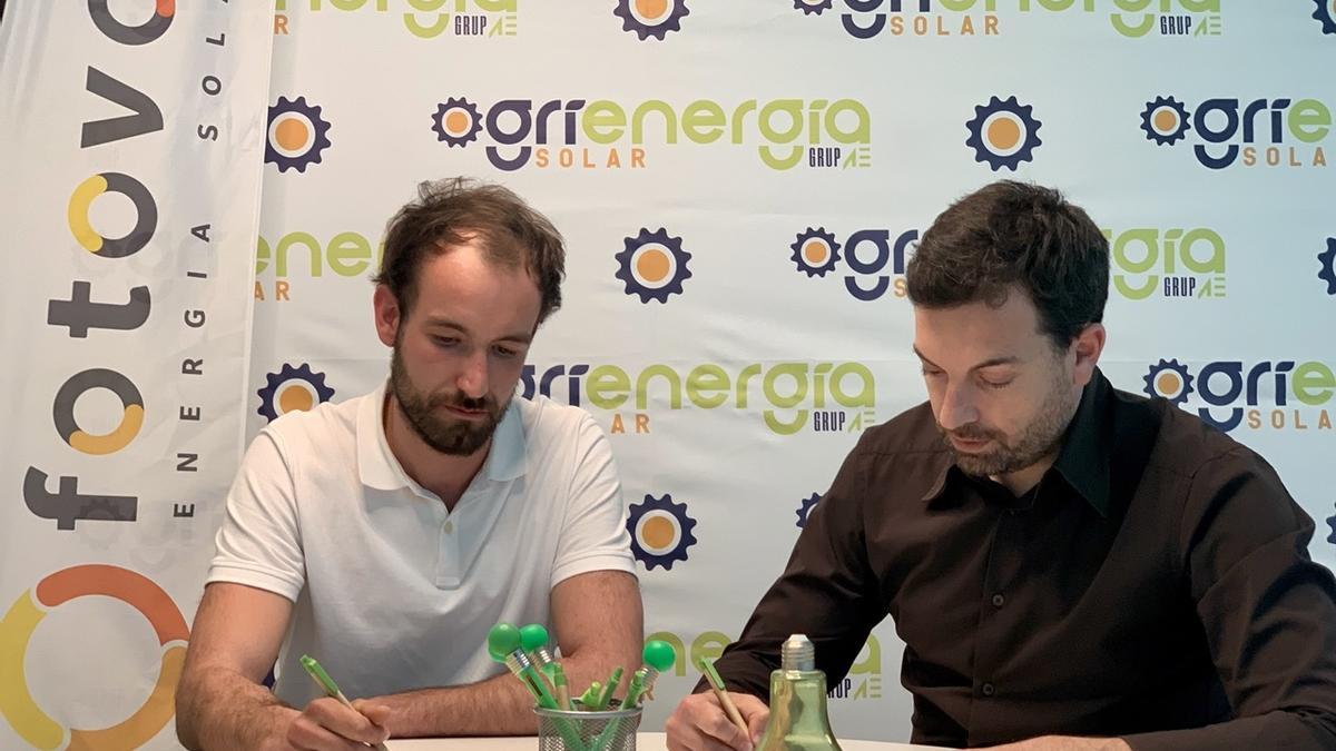 Representants d'Agrienergia i Fotovol signen el conveni.