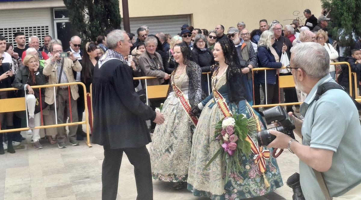 María Luisa Bisquert y su hija, Irene Gema, presidenta y fallera mayor de Saladar, en la ofrenda de flores