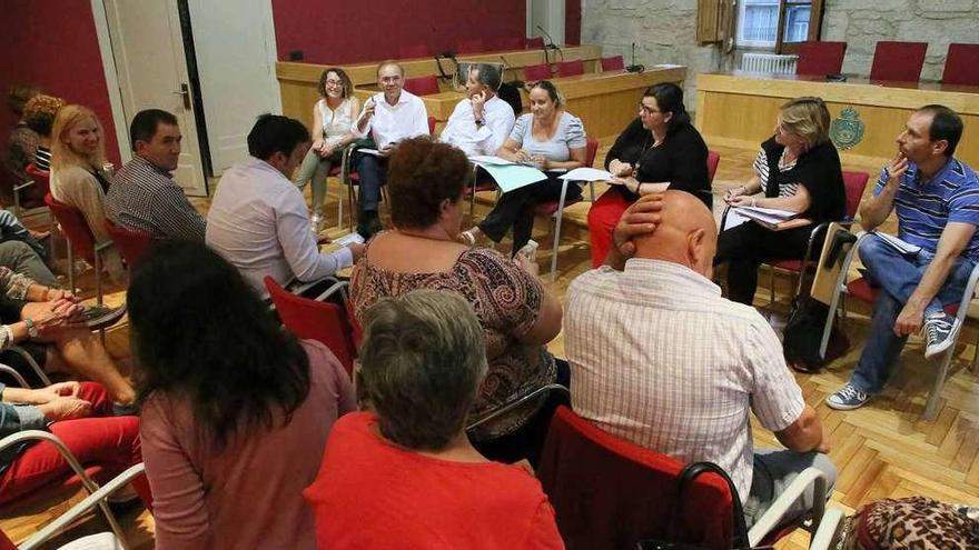 Reunión, en Ponteareas, entre dirigentes municipales y vecinos usuarios del transporte público. // D. P.