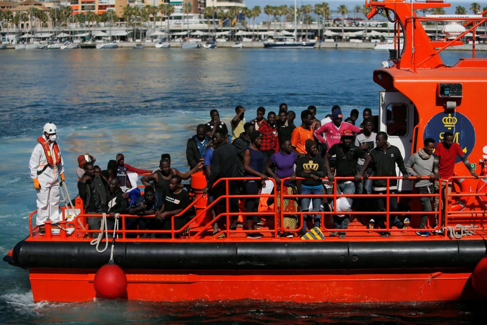 Llegan al puerto de Málaga 54 ocupantes de una patera