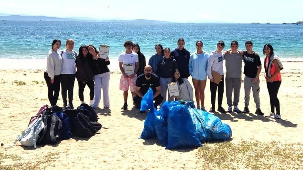 Participantes na xornada de limpeza da praia de Coroso, en Ribeira.
