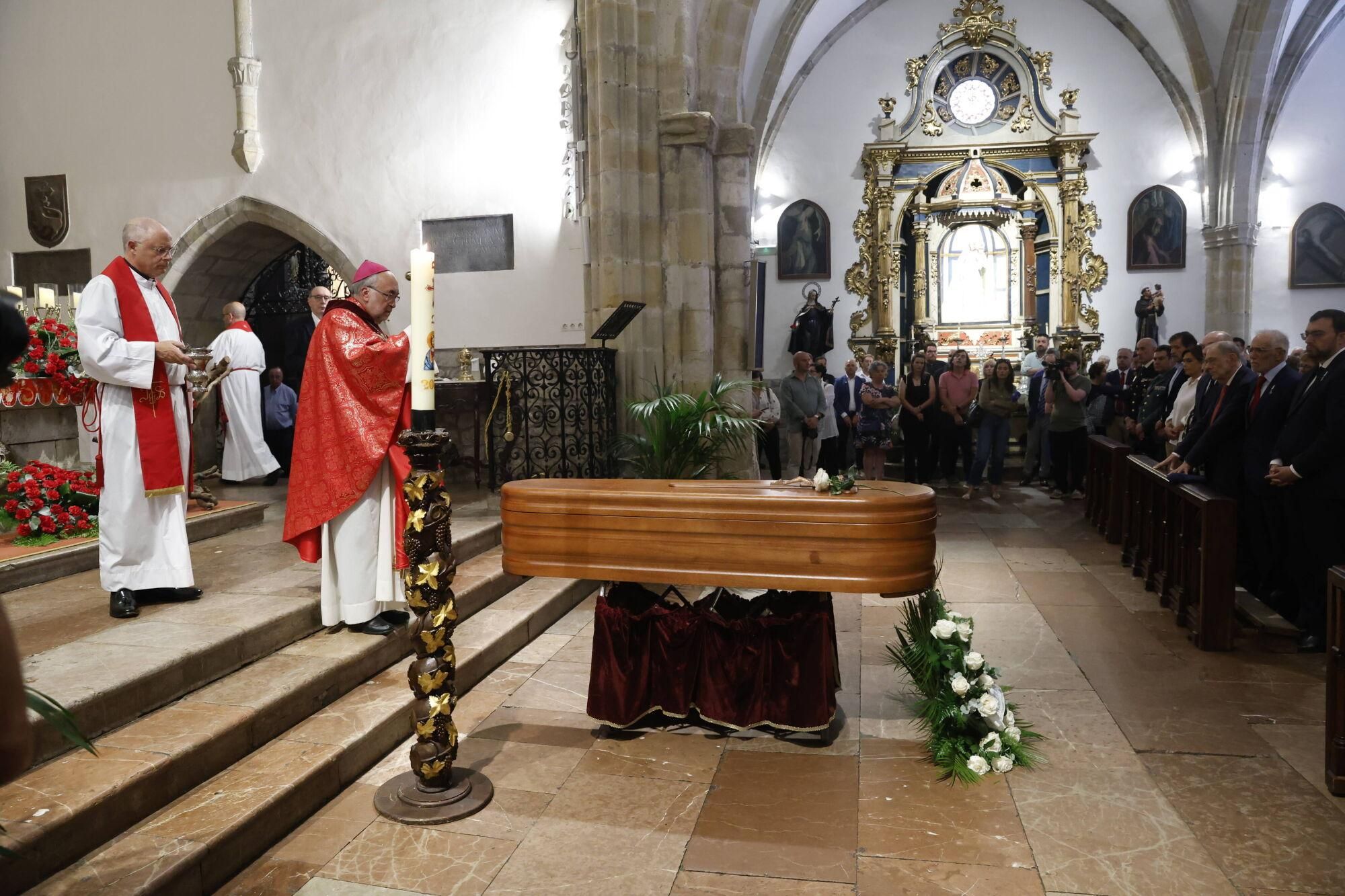 Las imágenes del funeral de Antonio Trevín en la basílica de Llanes.