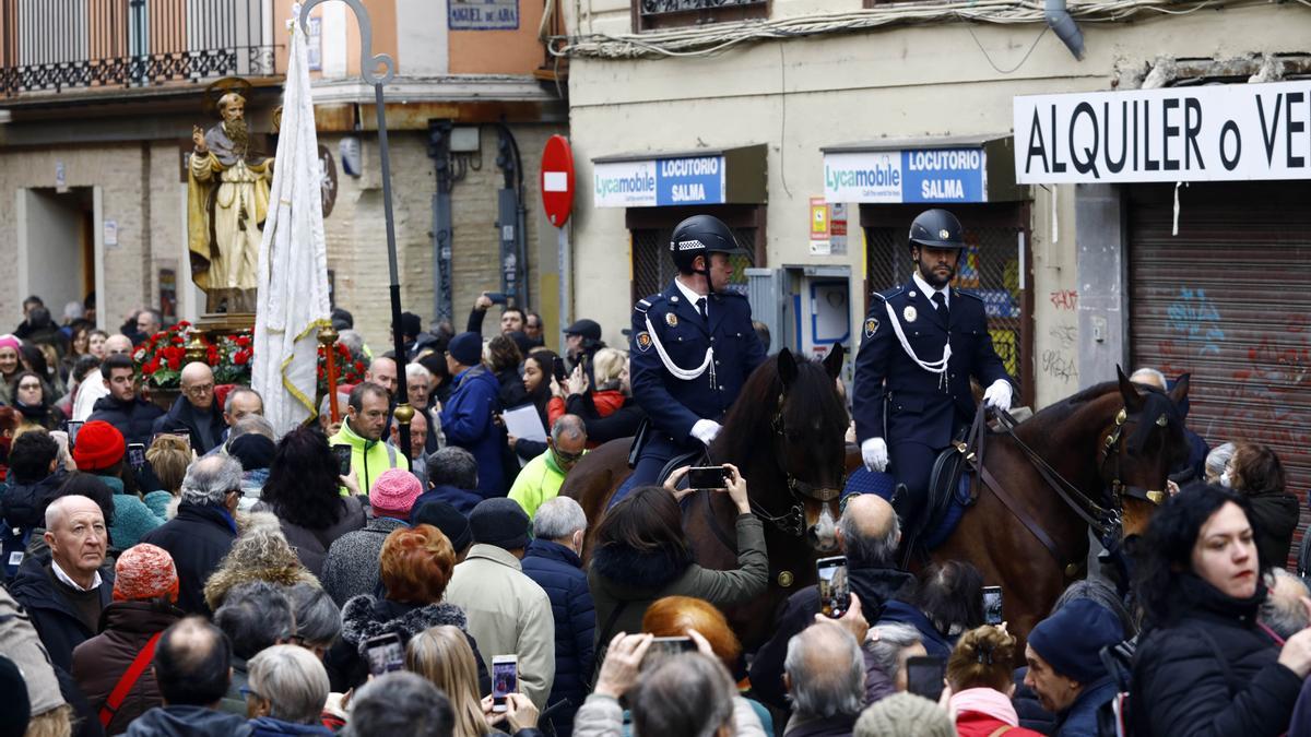 Los zaragozanos acuden a la parroquia de San Antón para la tradicional bendición de sus animales