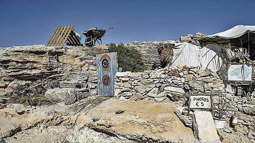 El extranjero ha trabajado un aÃ±o para construir la casa bajo la cueva.