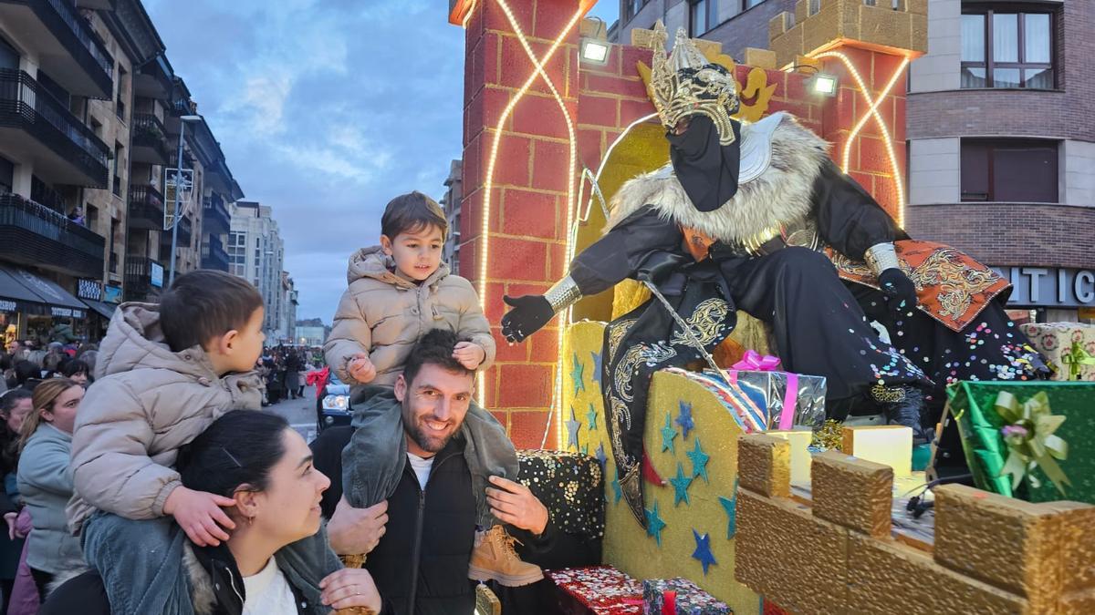 EN IMÁGENES: APOTEOSIS DE LOS MAGOS EN VILLAVICIOSA