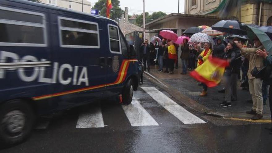 Recibimiento en València a los antidisturbios procedentes de Cataluña