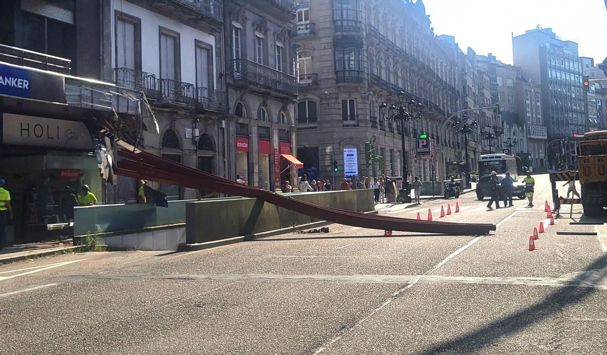 Las vigas destrozaron una cornisa en Policarpo Sanz tras caer, cruzadas sobre las vías de circulación de vehículos, alcanzando también la parte peatonal de la calle.