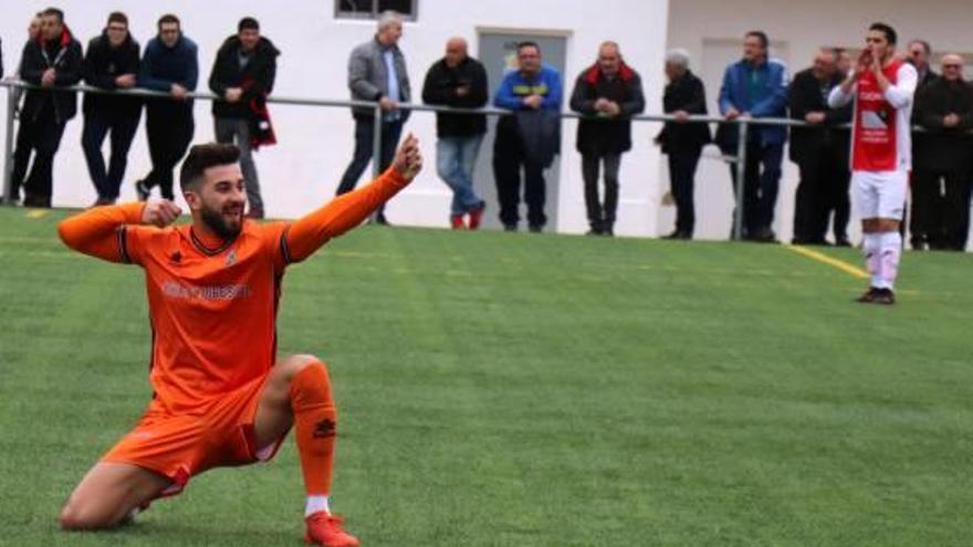 Cristian celebra el gol del Atzeneta ante el Benigànim.