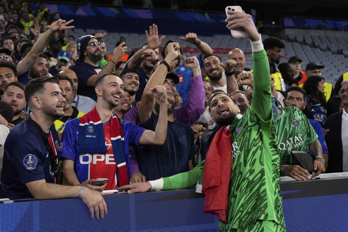 Gianluigi Donnarumma se fotografía con los fans del PSG
