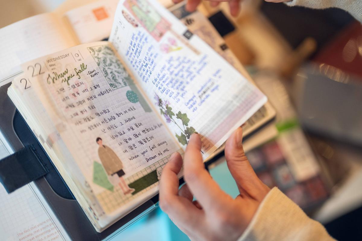 Barcelona. 27/01/2026 Sociedad. La propietaria de Entropía, JingJing Yang, presenta las nuevas agendas Hobonichi, que salen a la venta este domingo con expectación de best-seller mundial, en la tienda de la calle Aribau, una de las dos únicas que las comercializan en España. Foto: Zowy Voeten / El Periódico.