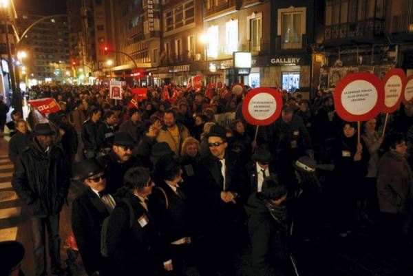 Manifestación bajo el lema 'Resistimos y luchamos, no a los recortes'