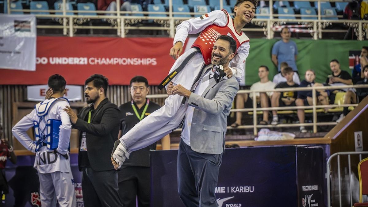 Rosendo Alonso celebra junto a Moataz Bellah la victoria del joven taekwondista egipcio en el Mundial sub 21.