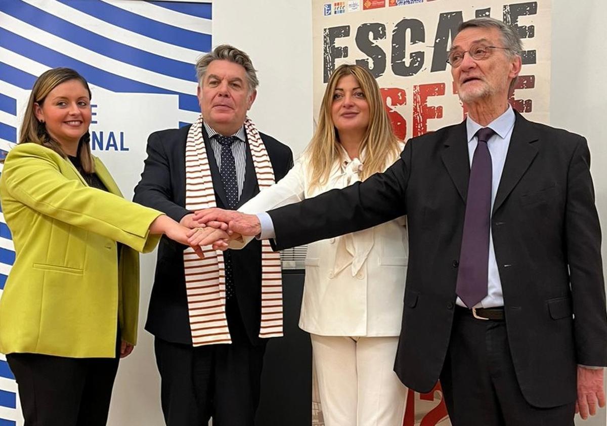 Miralles, primera por la izquierda, con los representantes de Sète y La Spezia, este lunes.