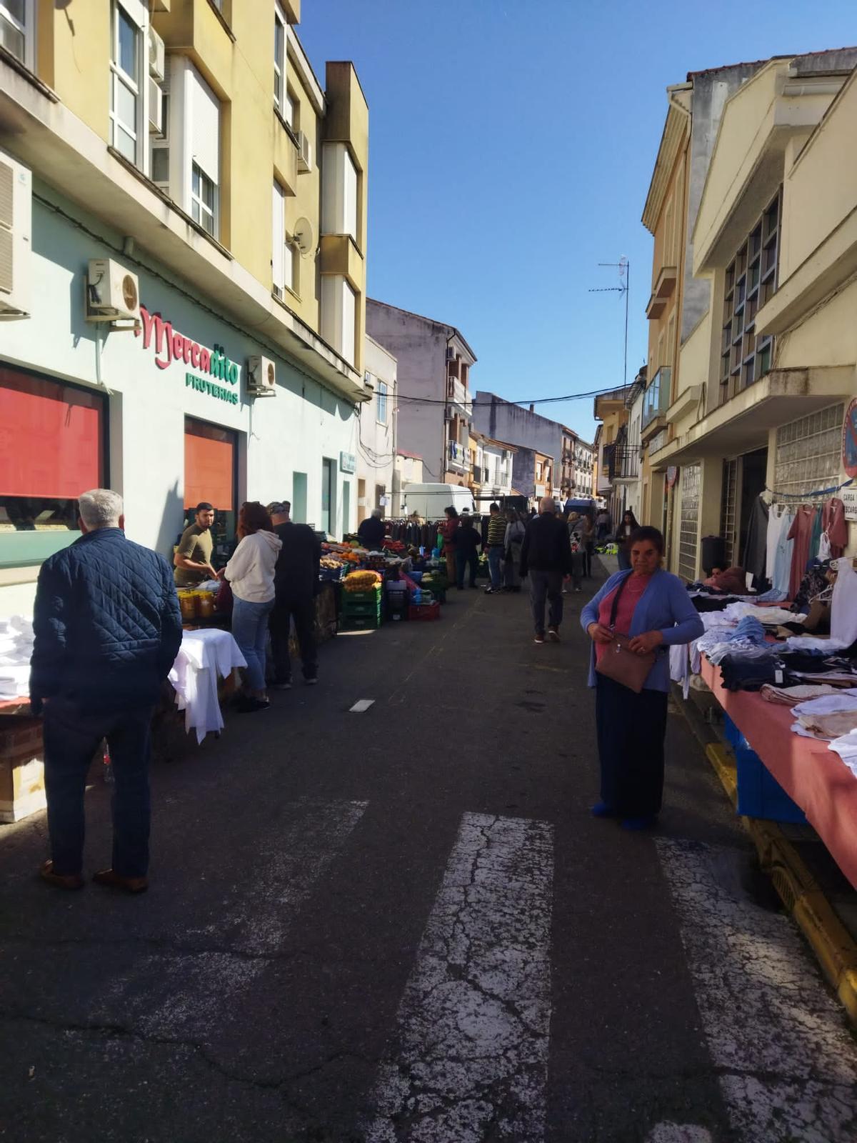 Imagen del mercado semanal de Moraleja este sábado.