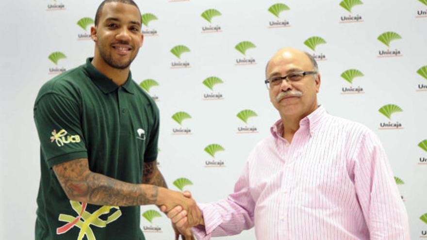 Marcus Williams se da la mano con el presidente, Eduardo García, el día de su presentación.