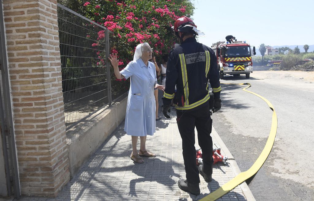 Las imágenes del incendio que ha obligado a desalojar un convento en Guadalupe