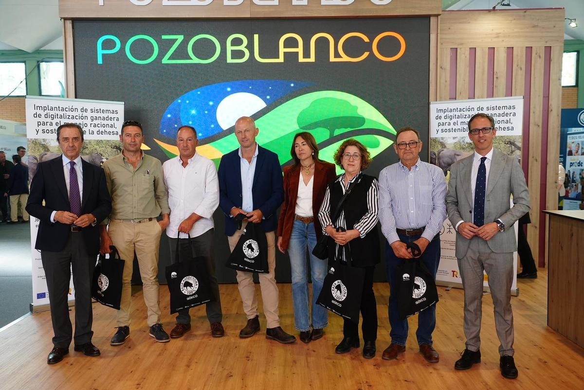 Rocardo Delgado y Santiago Cabello, junto a los premiados en uno de los concursos de ovino.