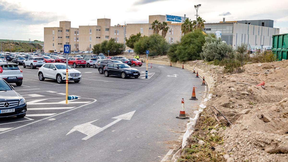 Parking del Hospital Marina Baixa, que en breve se va a clausurar para empezar a construir la nueva ala hospitalaria.