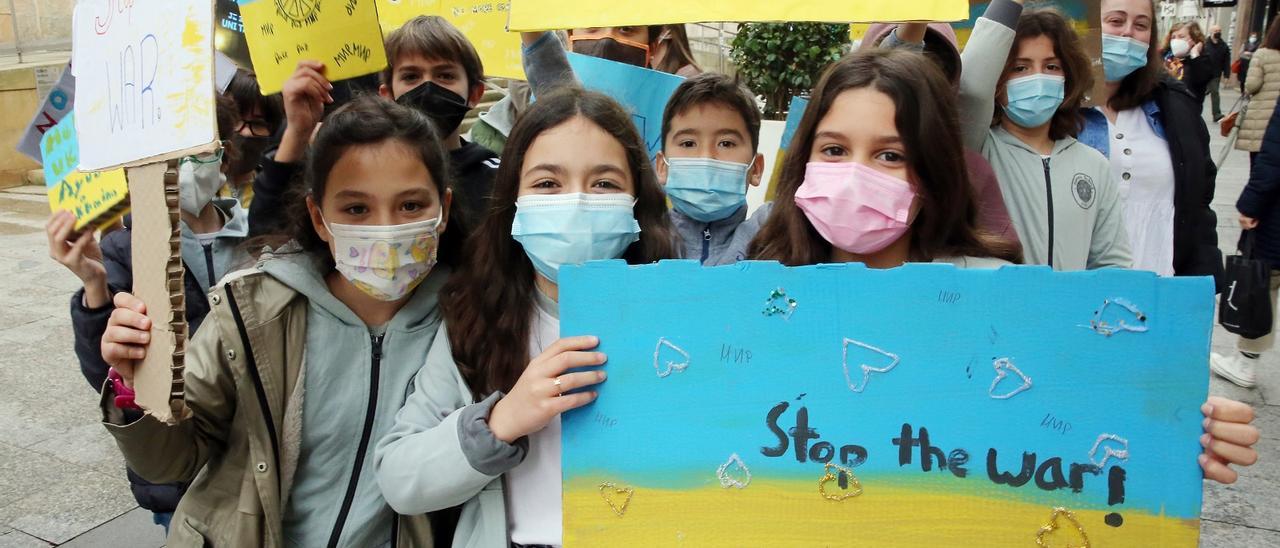 Alumnos unen sus voces contra la guerra en Ucrania. Una veintena de alumnos del Eleven School, en Matamá, tomaron ayer las calle Príncipe para reivindicar el fin de la guerra de Ucrania. Con parcartas que ellos mismos crearon, pudieron así su grano de arena para que el conflicto armado llegase a su término. “Los niños se han mostrado muy involucrados con la situación en Ucrania y no han dudado en salir a la calle, incluso hicieron una recogida de dinero para donar al país”, cuenta Sol, una de las profesoras que los acompañaba.