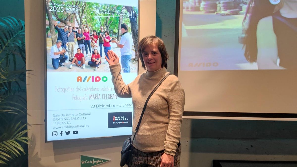 Una de las integrantes de Assido muestra la portada de la exposición.